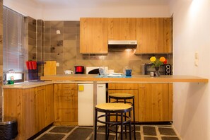 Suite | Private kitchenette | Fridge, microwave, stovetop, coffee/tea maker