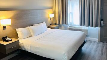 Desk, soundproofing, free WiFi, bed sheets