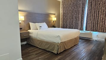 Standard Room, 1 King Bed, Non Smoking, Refrigerator | Desk, soundproofing, free WiFi, bed sheets