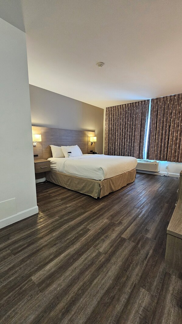 Standard Room, 1 King Bed, Non Smoking, Refrigerator | Desk, soundproofing, free WiFi, bed sheets