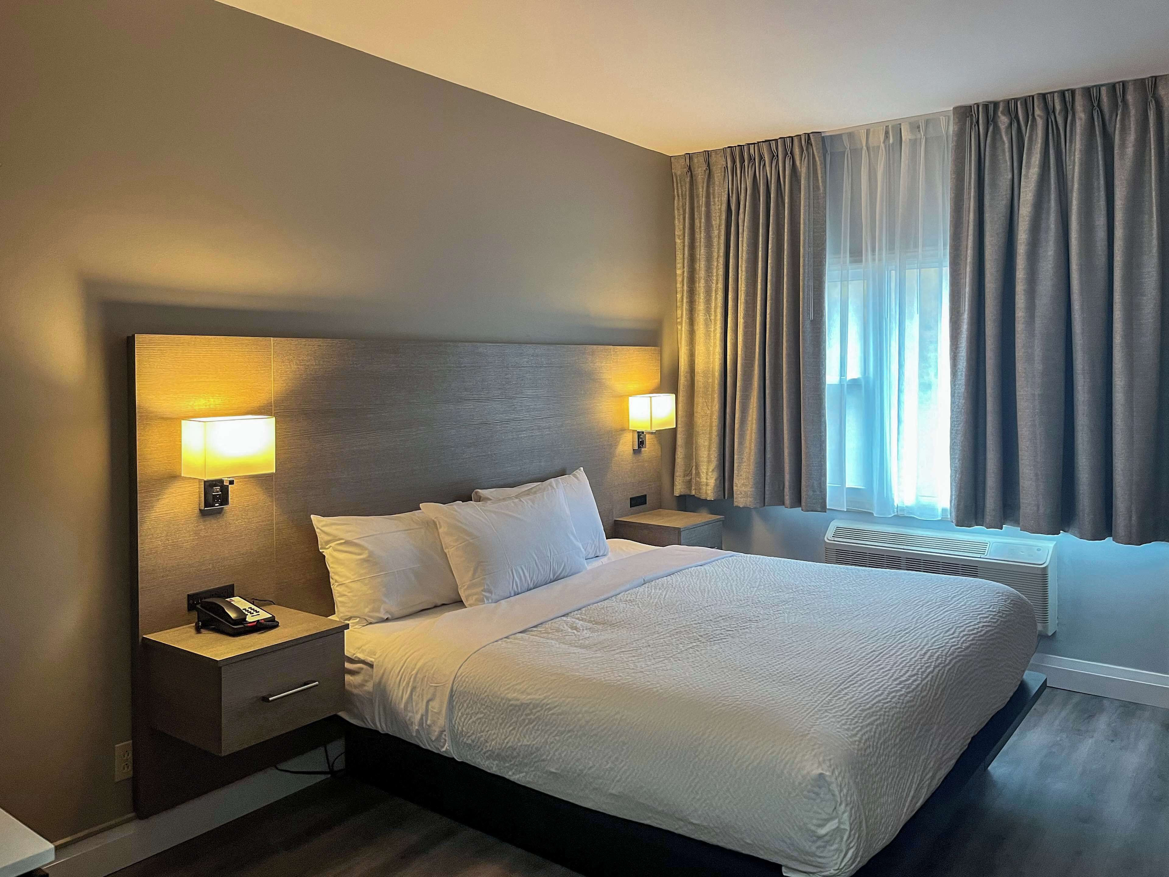 Desk, soundproofing, free WiFi, bed sheets