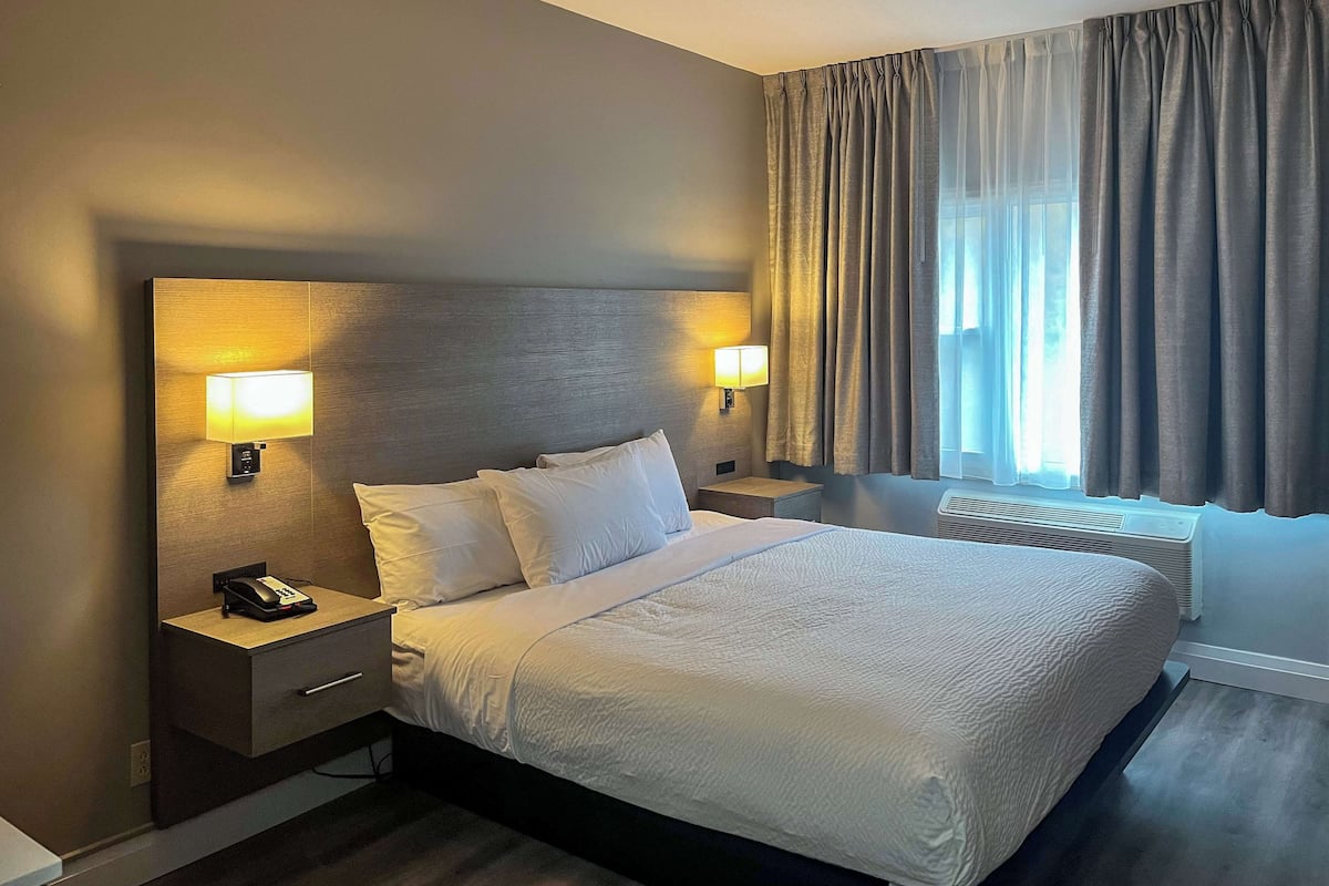 Desk, soundproofing, free WiFi, bed sheets