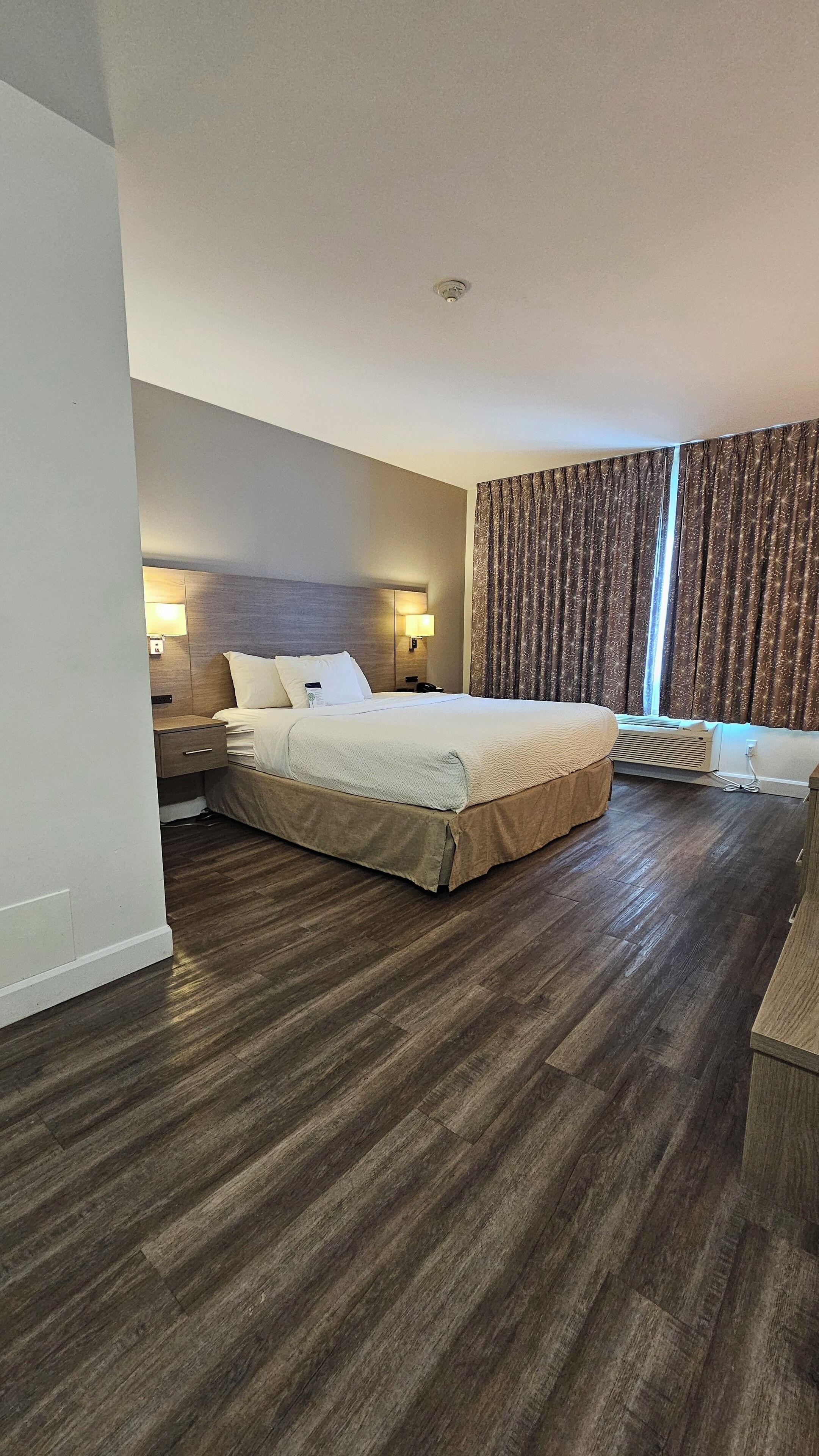 Standard Room, 1 King Bed, Non Smoking, Refrigerator | Desk, soundproofing, free WiFi, bed sheets