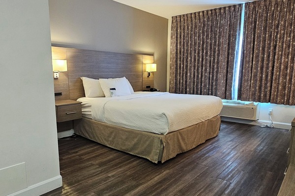 Standard Room, 1 King Bed, Non Smoking, Refrigerator | Desk, soundproofing, free WiFi, bed sheets
