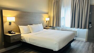 Desk, soundproofing, free WiFi, bed sheets