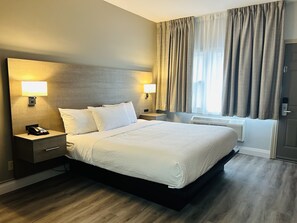 Desk, soundproofing, free WiFi, bed sheets