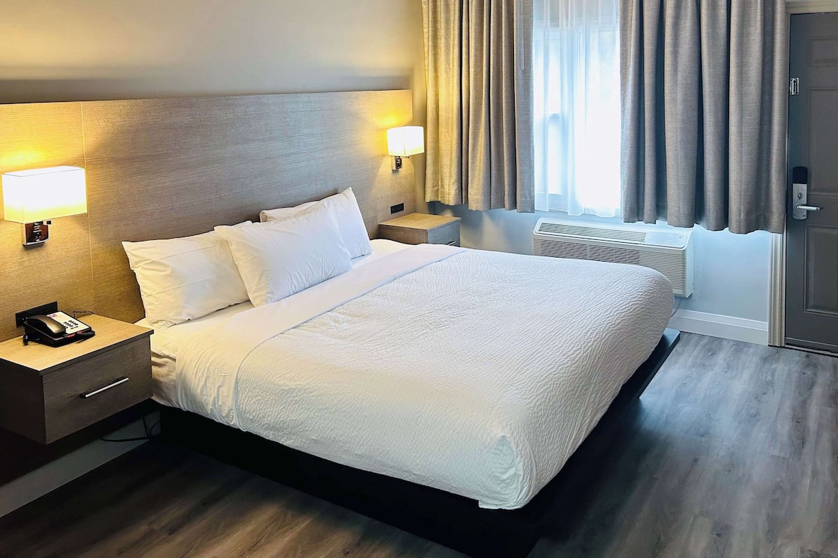 Desk, soundproofing, free WiFi, bed sheets