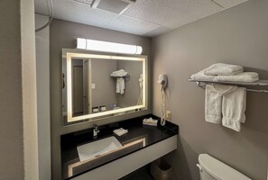 Combined shower/bathtub, hair dryer, towels