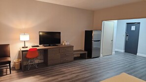 デラックス スイート キングベッド 1 台 禁煙 簡易キッチン | デスク、防音設備、WiFi (無料)、ベッドシーツ