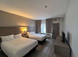 Desk, soundproofing, free WiFi, bed sheets