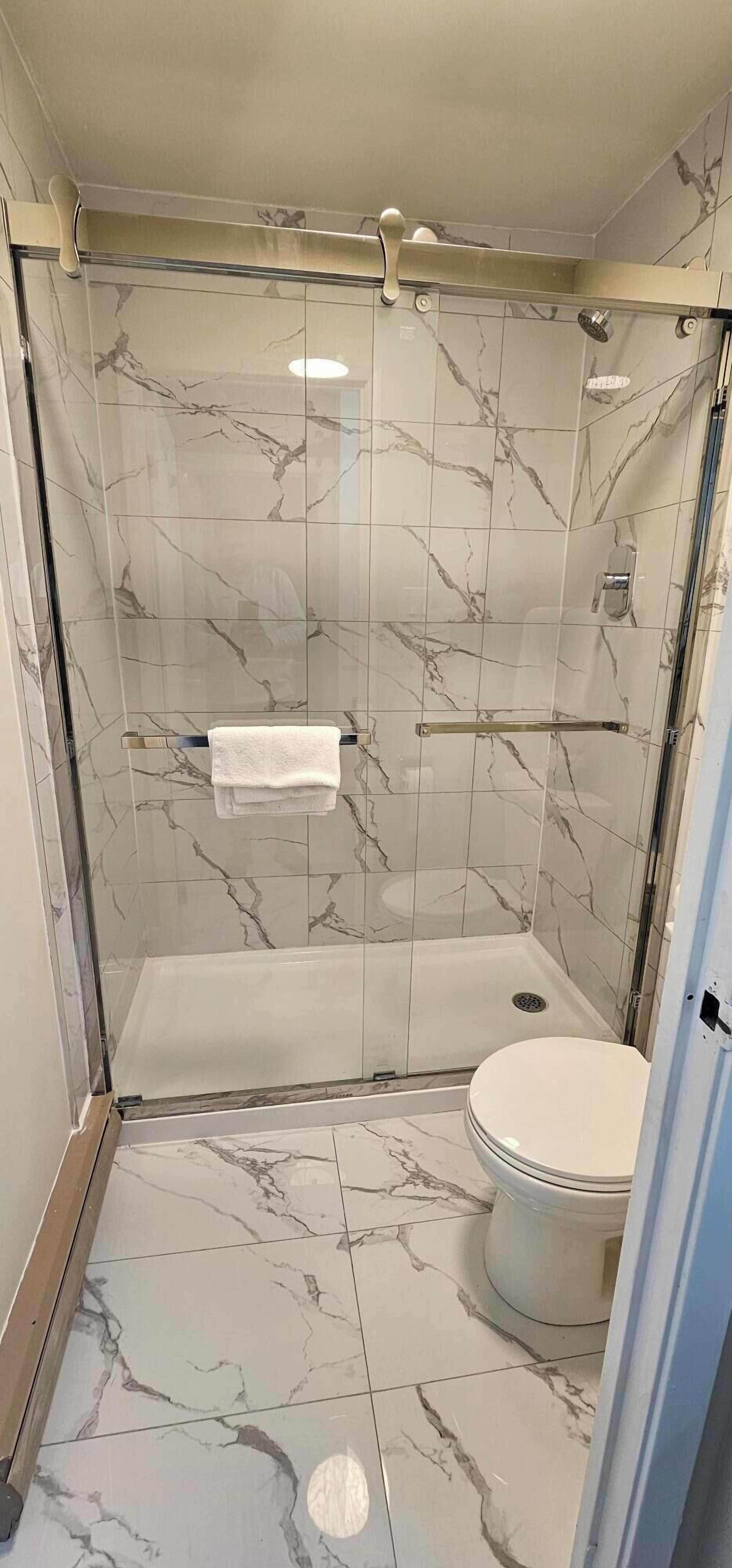 Combined shower/bathtub, hair dryer, towels