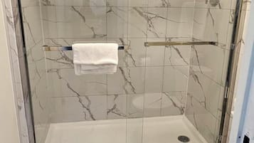 Combined shower/bathtub, hair dryer, towels