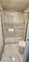 Combined shower/tub, hair dryer, towels