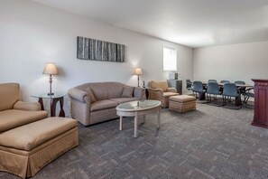 Escrivaninha, espaço de trabalho para notebook, cortinas blackout