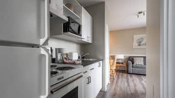 Suite, 1 cama Queen size y sofá cama | Cocina privada | Refrigerador, microondas y cafetera y tetera