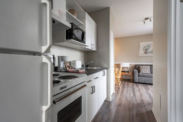 Suite, 1 cama de matrimonio con sofá cama | Cocina privada | Frigorífico, microondas y cafetera o tetera