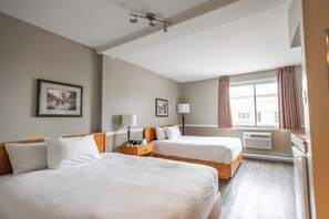 Habitación estándar, 2 camas de matrimonio | Escritorio, cortinas opacas, tabla de planchar con plancha