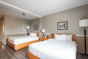 Habitación estándar, 2 camas de matrimonio | Escritorio, cortinas opacas, tabla de planchar con plancha