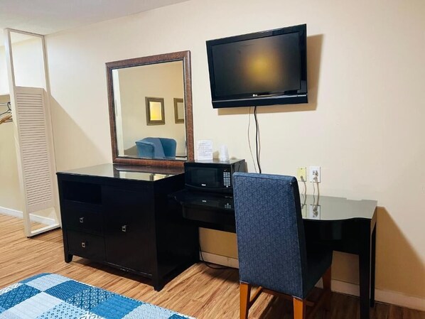 Desk, free WiFi, bed sheets - Sunset Inn (Niagara Falls)