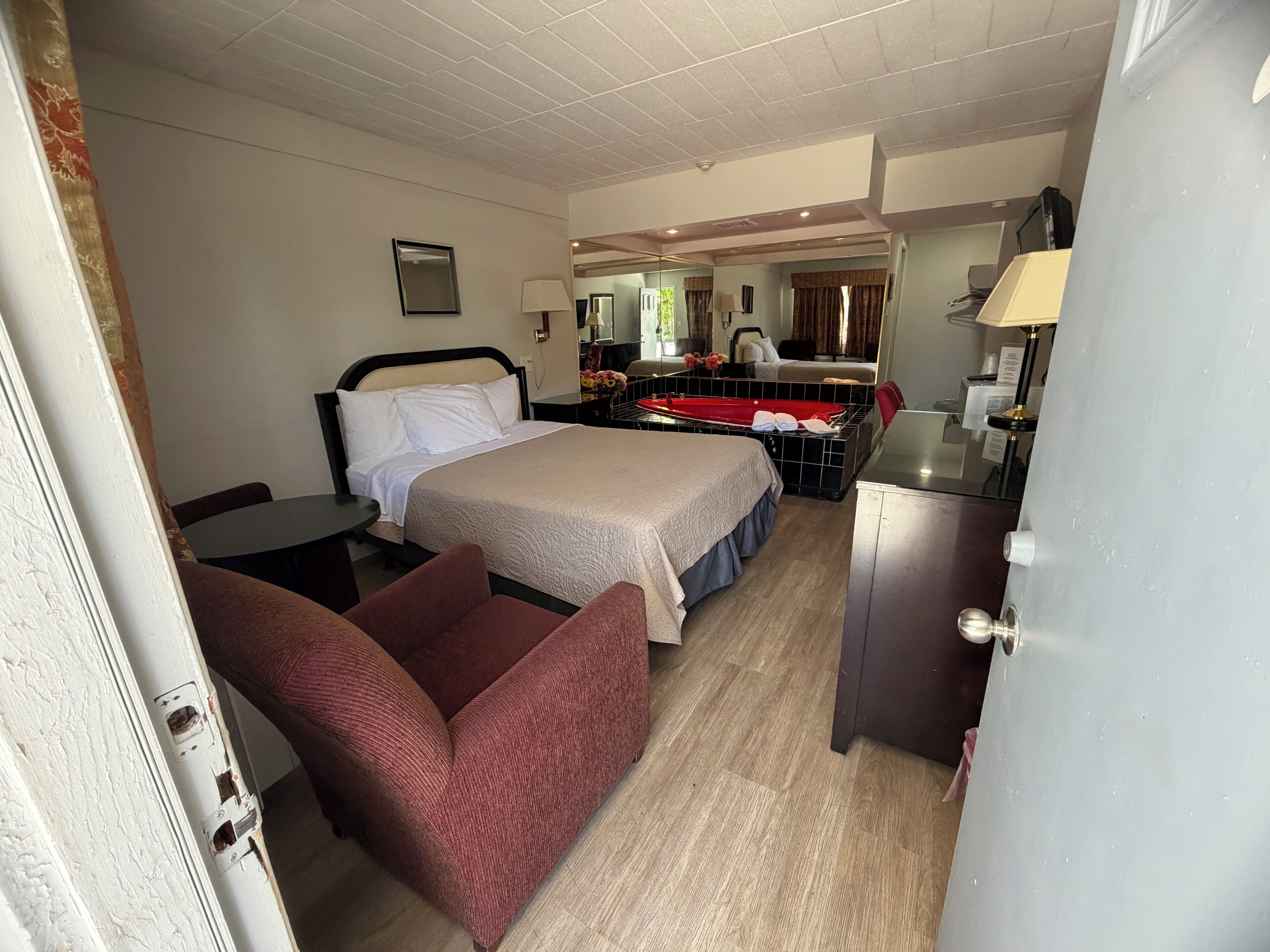 标准房, 1 张大床, 按摩浴缸 | 办公桌、免费 WiFi、床单