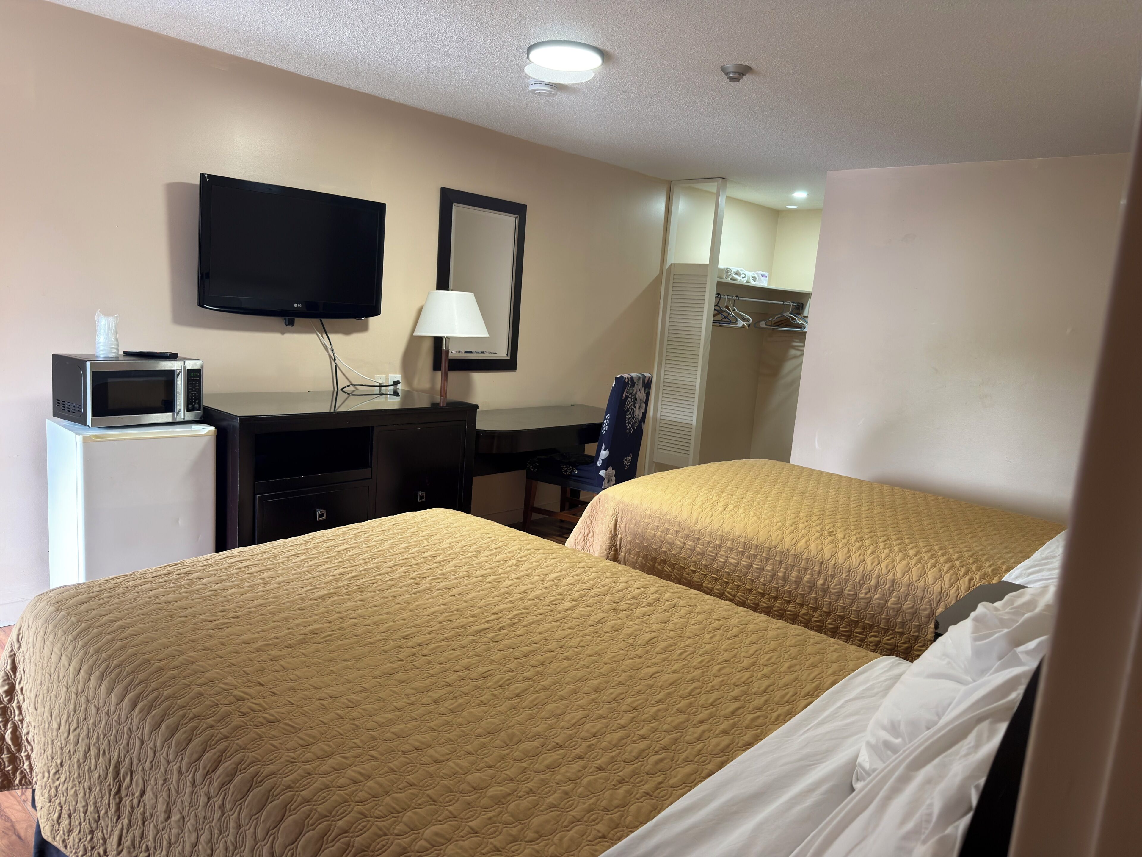 Chambre familiale double, Plusieurs lits | Bureau, accès au Wi-Fi (inclus), literie fournie