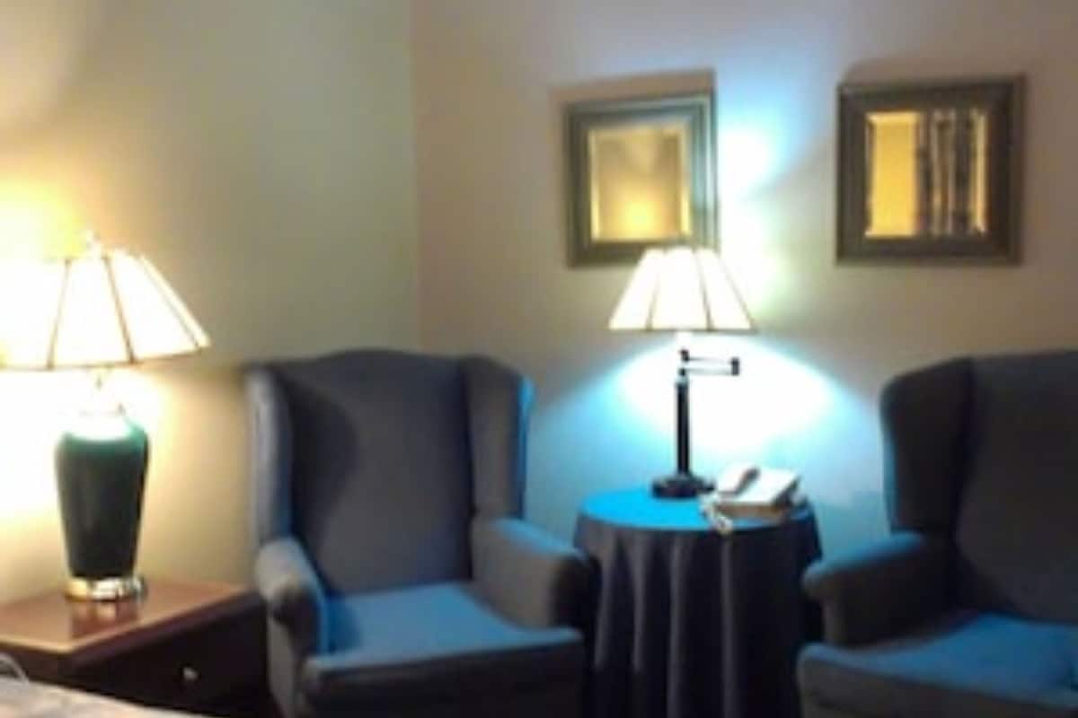 Standard Room, 1 Queen Bed, Jetted Tub | Desk, free WiFi, bed sheets