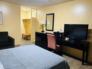 Suite de base, 1 grand lit, salle de bain privée | Bureau, accès au Wi-Fi (inclus), literie fournie
