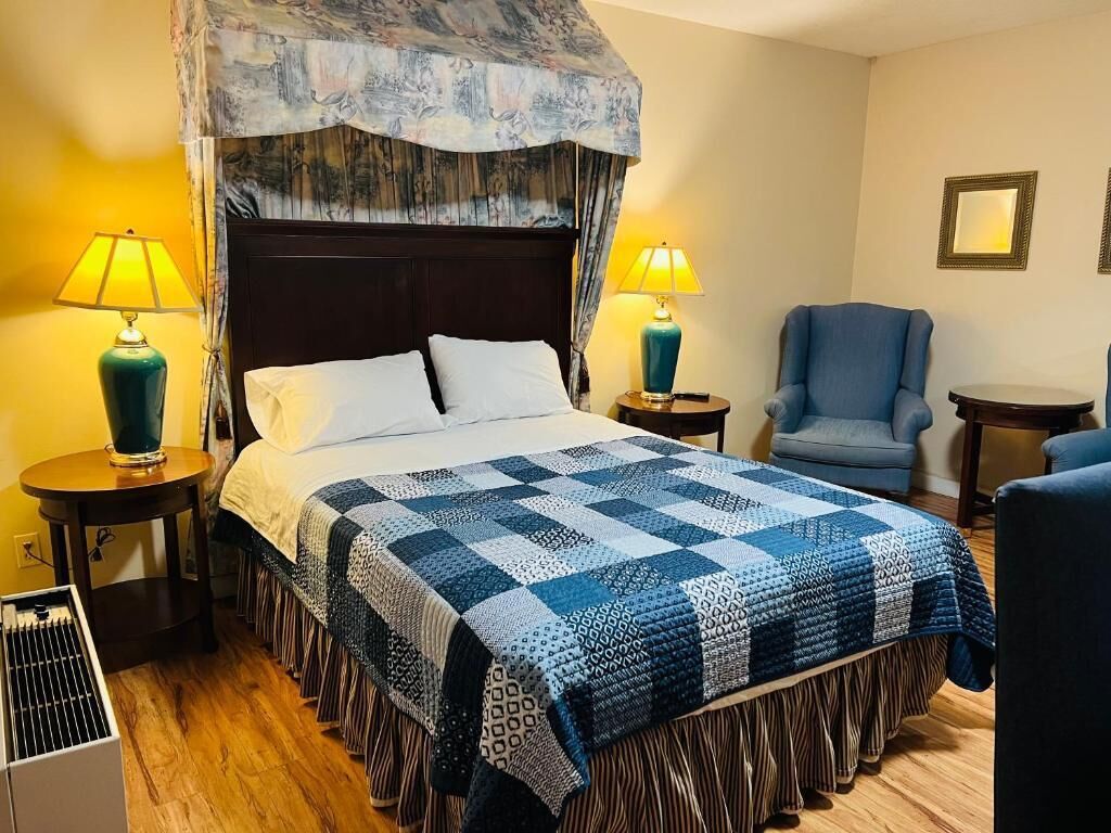 Basic Suite, 1 Queen Bed, Private Bathroom | Desk, free WiFi, bed sheets