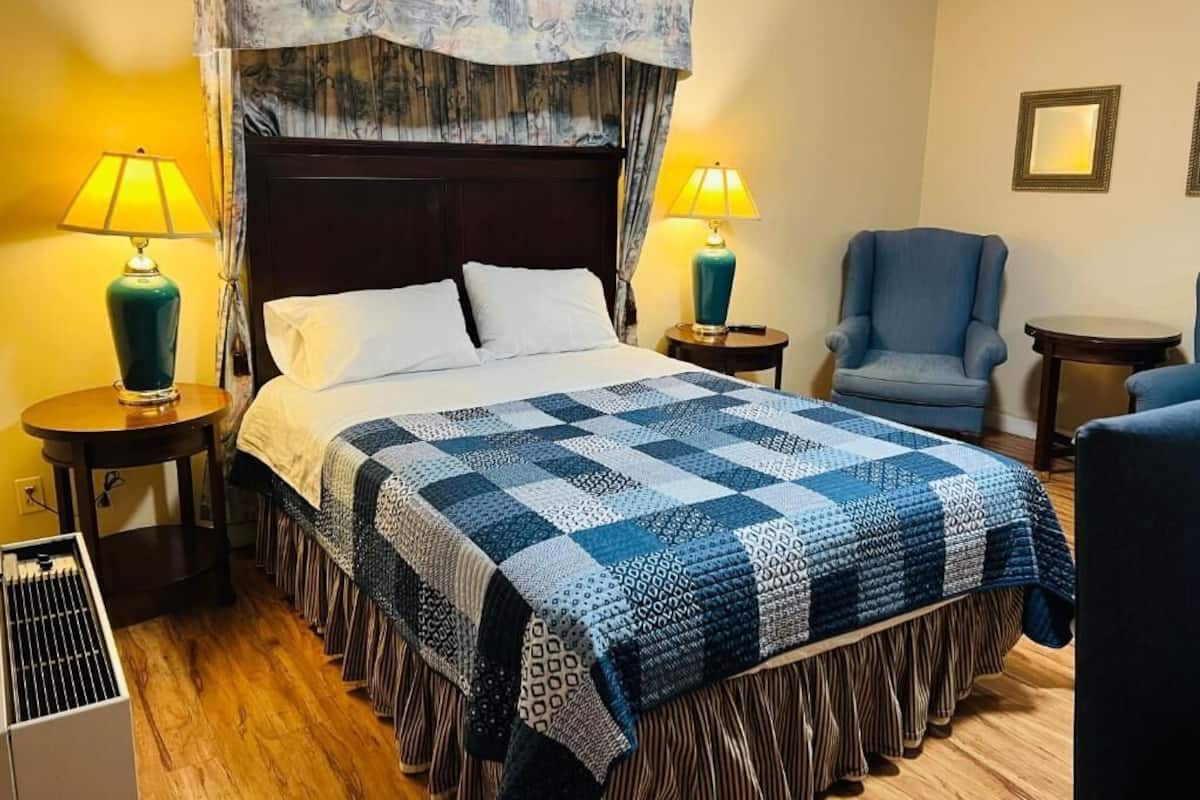 Basic Suite, 1 Queen Bed, Private Bathroom | Desk, free WiFi, bed sheets