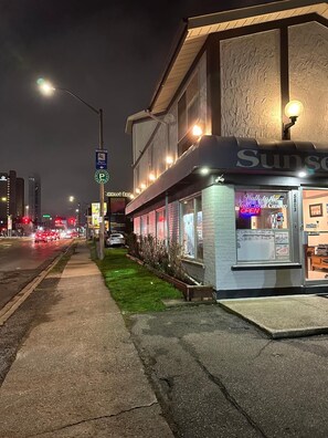 A building with a storefront labeled 'Sunset.' - Sunset Inn (Niagara Falls)