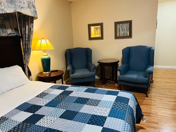 Suite de base, 1 grand lit, salle de bain privée | Bureau, accès au Wi-Fi (inclus), literie fournie