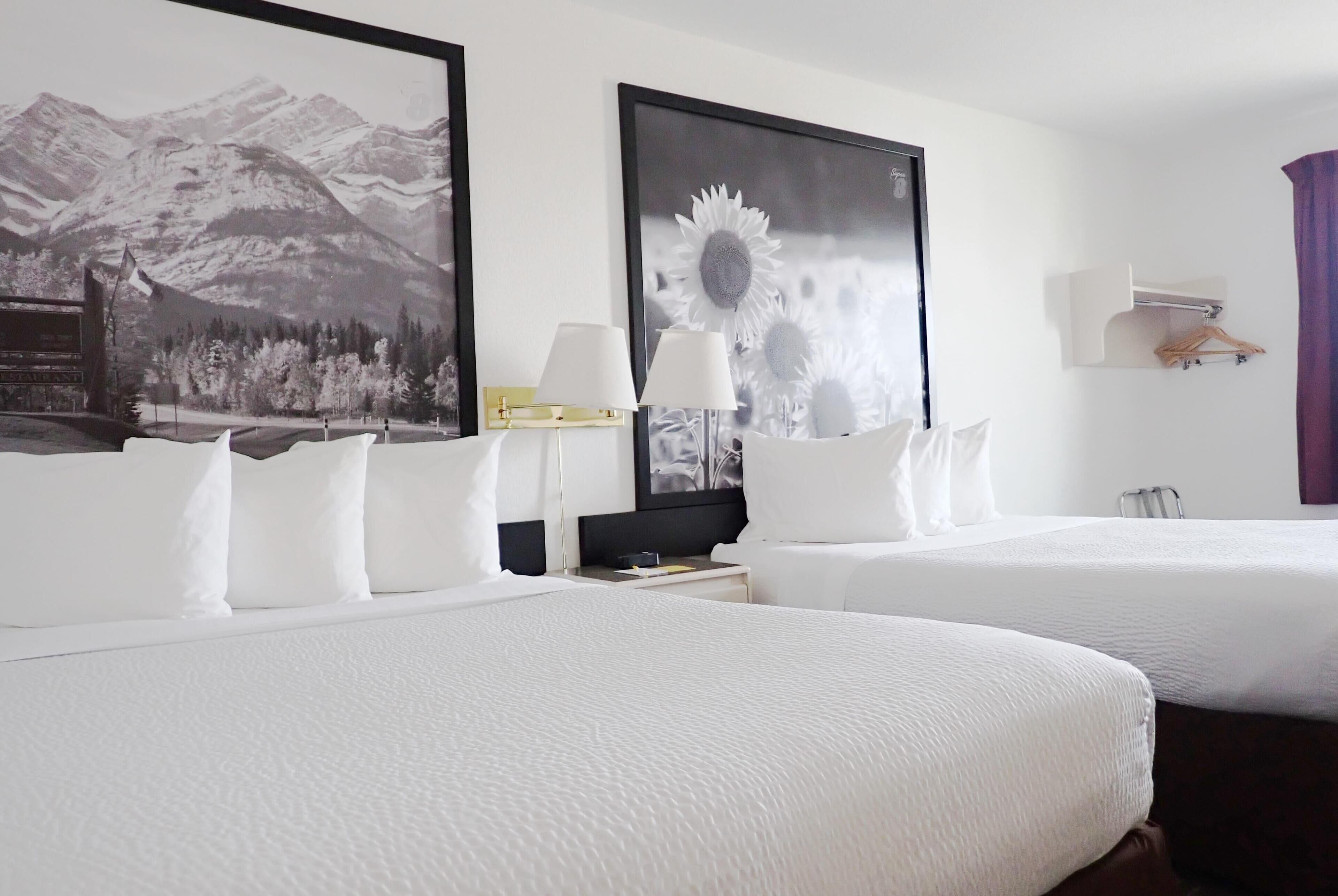 デスク、遮光カーテン、防音設備、ベビーベッド