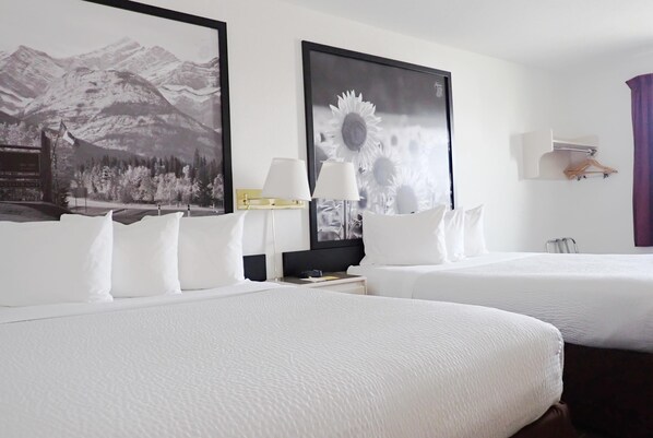 Una scrivania, tende oscuranti, insonorizzazione