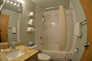 Habitació Deluxe, 1 llit de matrimoni gran, no fumadors, planta baixa (Drive-Up) | Bany | Combinació de dutxa i banyera i articles de tocador gratuïts 