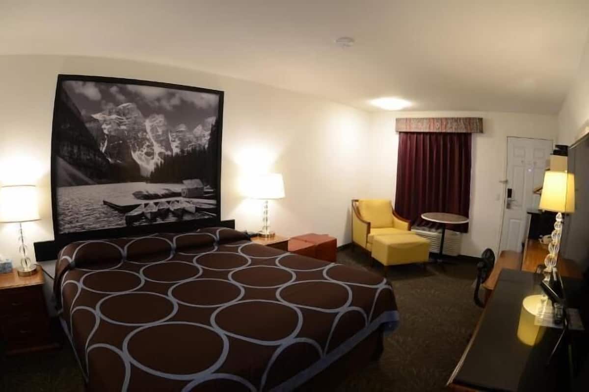 Escritorio, cortinas blackout, insonorización y cunas