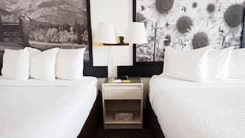 Escritorio, cortinas opacas, sistema de insonorización y cunas (de pago)