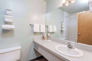 Duschwanne, kostenlose Toilettenartikel, Haartrockner, Handtücher