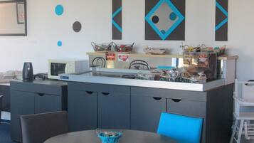 Sarapan prasmanan setiap hari (EUR 6.50 per orang)