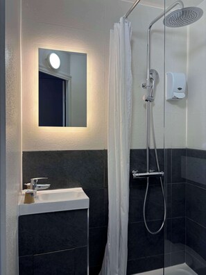 Shower, eco-friendly toiletries, hair dryer, towels - Kyriad Direct Dreux (Dreux)
