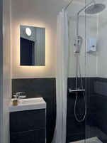 Ducha, artículos de higiene personal ecológicos y secador de pelo
