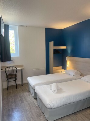 Standard Room, 2 Twin Beds | Desk, blackout drapes, free WiFi, bed sheets - Kyriad Direct Dreux (Dreux)