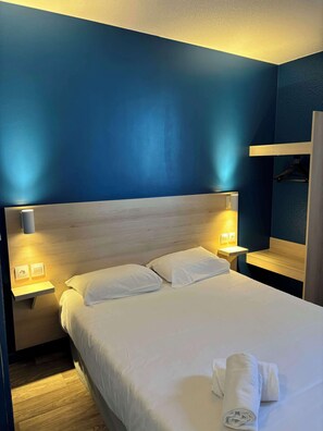 Standard Room, 1 Double Bed | Desk, blackout drapes, free WiFi, bed sheets - Kyriad Direct Dreux (Dreux)