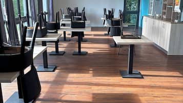 Desayuno buffet diario (EUR 8 por persona)