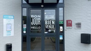 A hotel entrance with a blue sign reading "Kyriad DIRECT". - Kyriad Direct Dreux (Dreux)