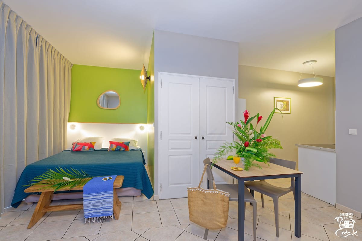 Premium bedding, in-room safe, individually furnished, laptop workspace