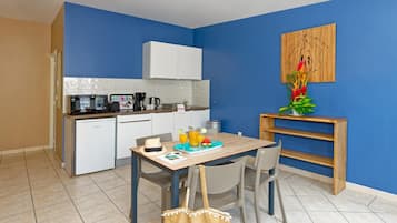 Refrigerador, microondas, parrilla de estufa y tetera eléctrica