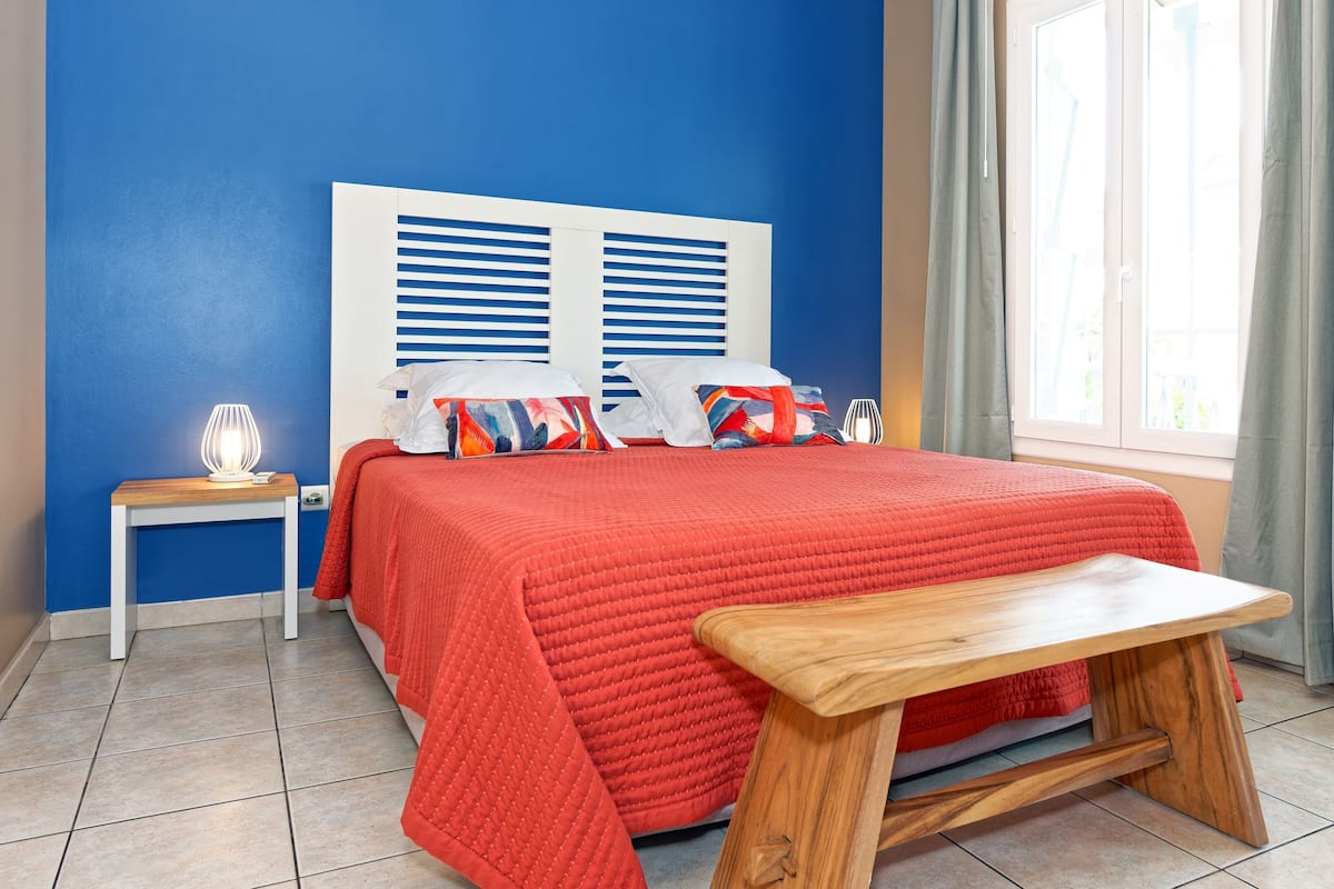 Premium bedding, in-room safe, individually furnished, laptop workspace