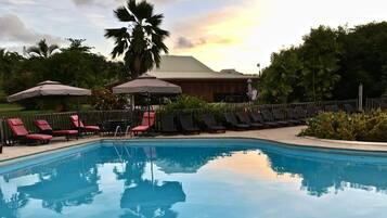 Utendørsbasseng og solsenger