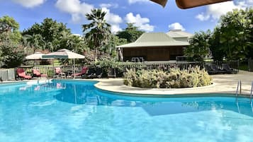 Utendørsbasseng og solsenger