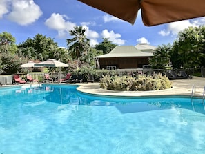 Outdoor pool, sun loungers - Résidence Le Vallon Guadeloupe (Saint-François)
